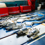 社外マフラーがズラリと並ぶイメージ