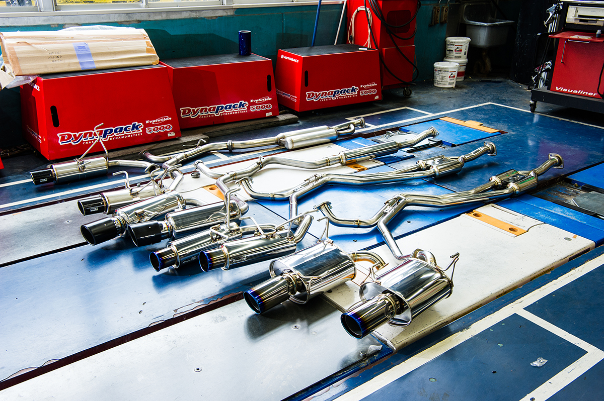 社外マフラーがズラリと並ぶイメージ