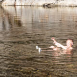 サウナで体を温めたら冷たい川にイン