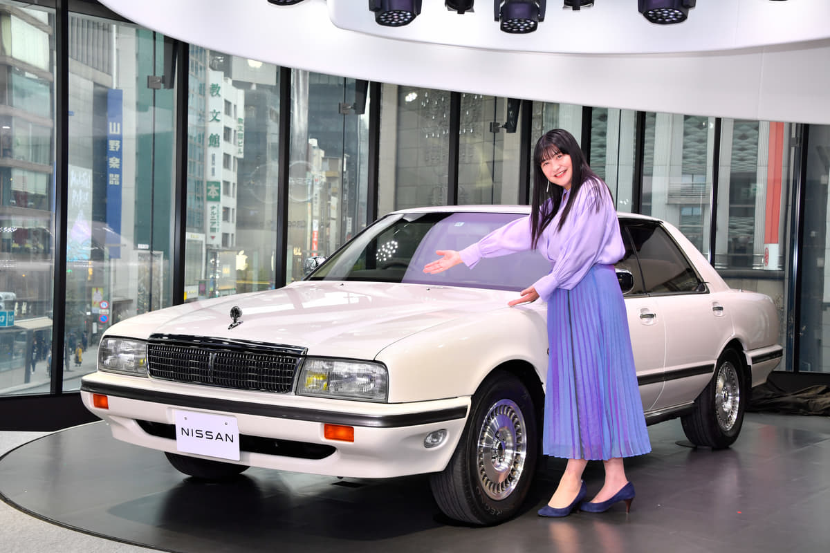 伊藤かずえさんとレストアが完成した日産シーマ