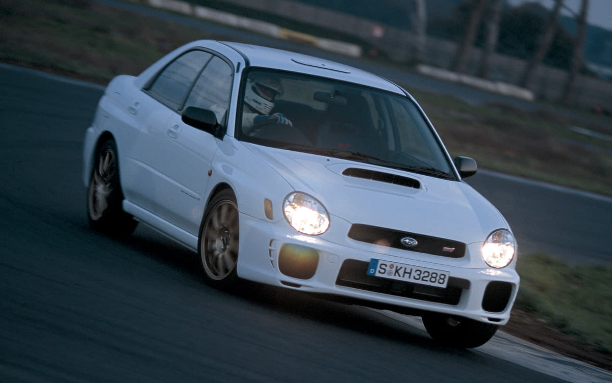 軽量化のため「ラゲッジの床」すらなかった！「インプレッサWRX STI スペックC」は「地上を走るゼロ戦」だった | AUTO MESSE  WEB（オートメッセウェブ） ～カスタム・アウトドア・福祉車両・モータースポーツなどのカーライフ情報が満載～