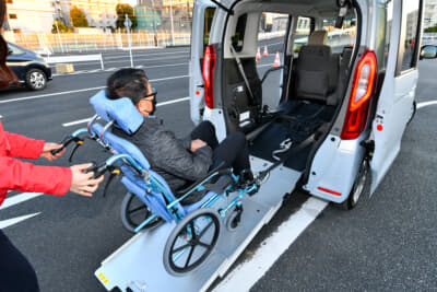 電動ウインチで車いすを引き上げる