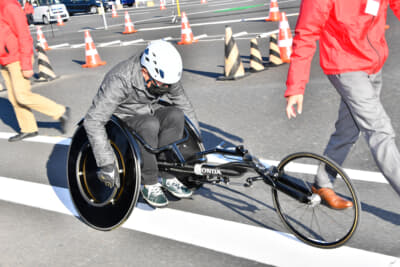 陸上競技用の車いすにも試乗