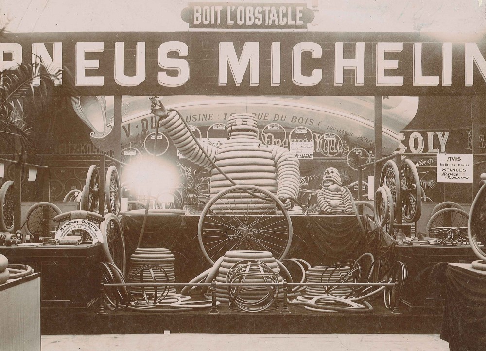 1898年第1回パリ・モーターショーでデビューしたミシュランマン