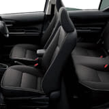 アクアはリヤシートの下にバッテリーがある