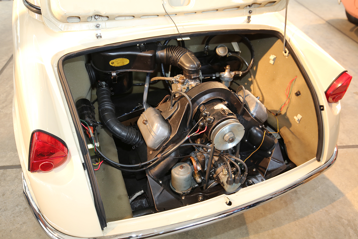 旧車のエンジンのイメージ
