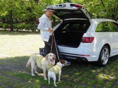 ワゴンに愛犬を乗せる青山さん