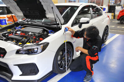 アライメントや車高の調整中