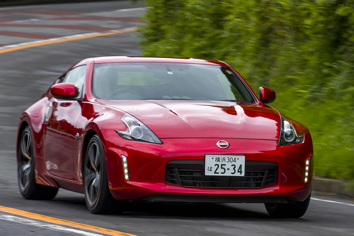 Z34型フェアレディZの走行シーン