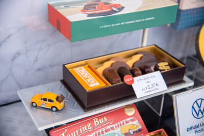 リアキャリアにトランクを積んだビートルのミニカーが付属