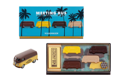 プリンのような色合いのワーゲンバスのミニカー