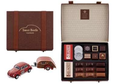 キャンピングトレーラー付きのビートルのミニカー