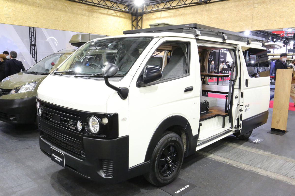 ハイエースにクラシックなフェイスを与えたGMLVAN V-01