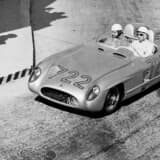 1955年のミッレミリアでスターリング・モスが運転し勝利した300SLR（W196S）