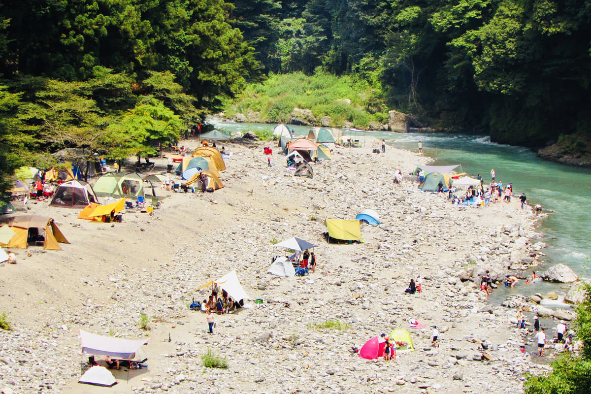 渓流での水遊びはつねに子供から目を離さないように