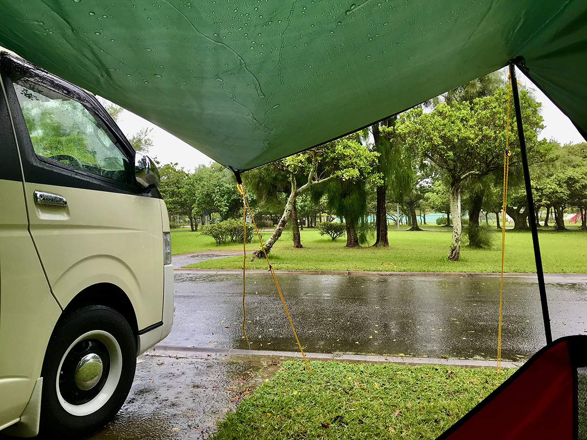 雨のキャンプ