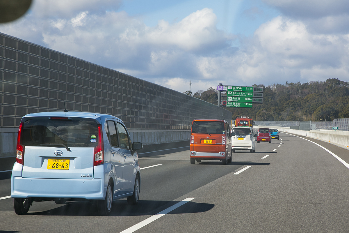 軽自動車で高速道を走っているイメージ