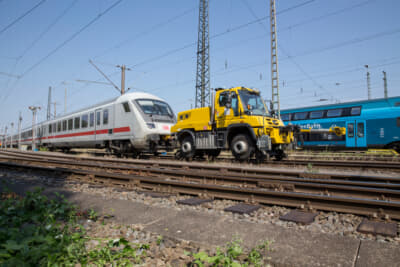 鉄道車両も軽々と牽引できる