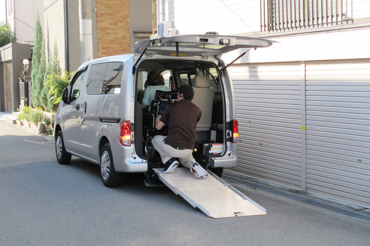 介護車両の車イスの載せ下ろし