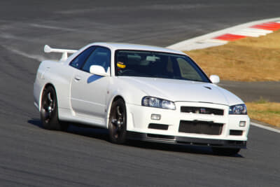 R34型スカイラインGT-Rのサーキット走行