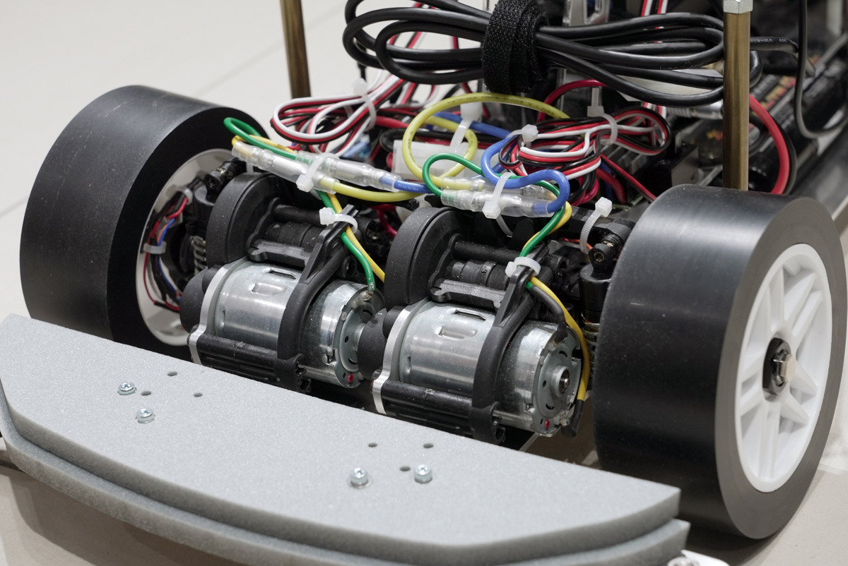 アリア実車は前後合わせて2モーターだがラジコンは4モーターとしている