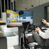 ラジコンカーのカメラ映像を見ながらバーチャル操作する