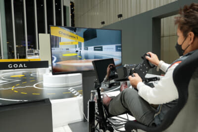 ラジコンカーのカメラ映像を見ながらバーチャル操作する