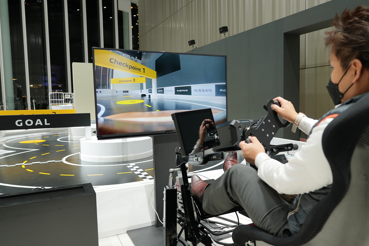 ラジコンカーのカメラ映像を見ながらバーチャル操作する