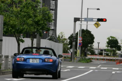 赤信号で止まる3代目ロードスター