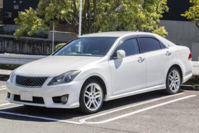 エンブレムを隠したクラウン