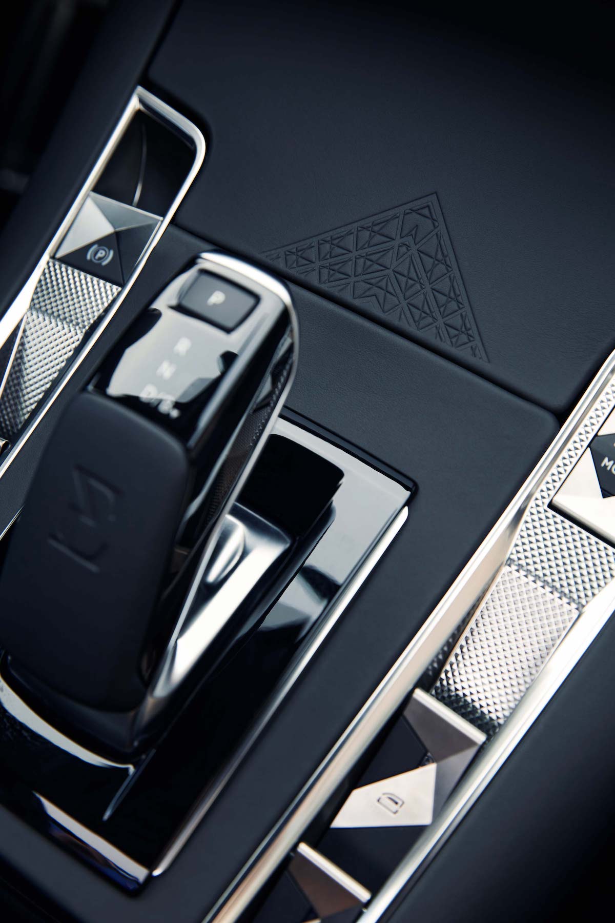 ギョーシェ彫りとガラスのピラミッドのモチーフ