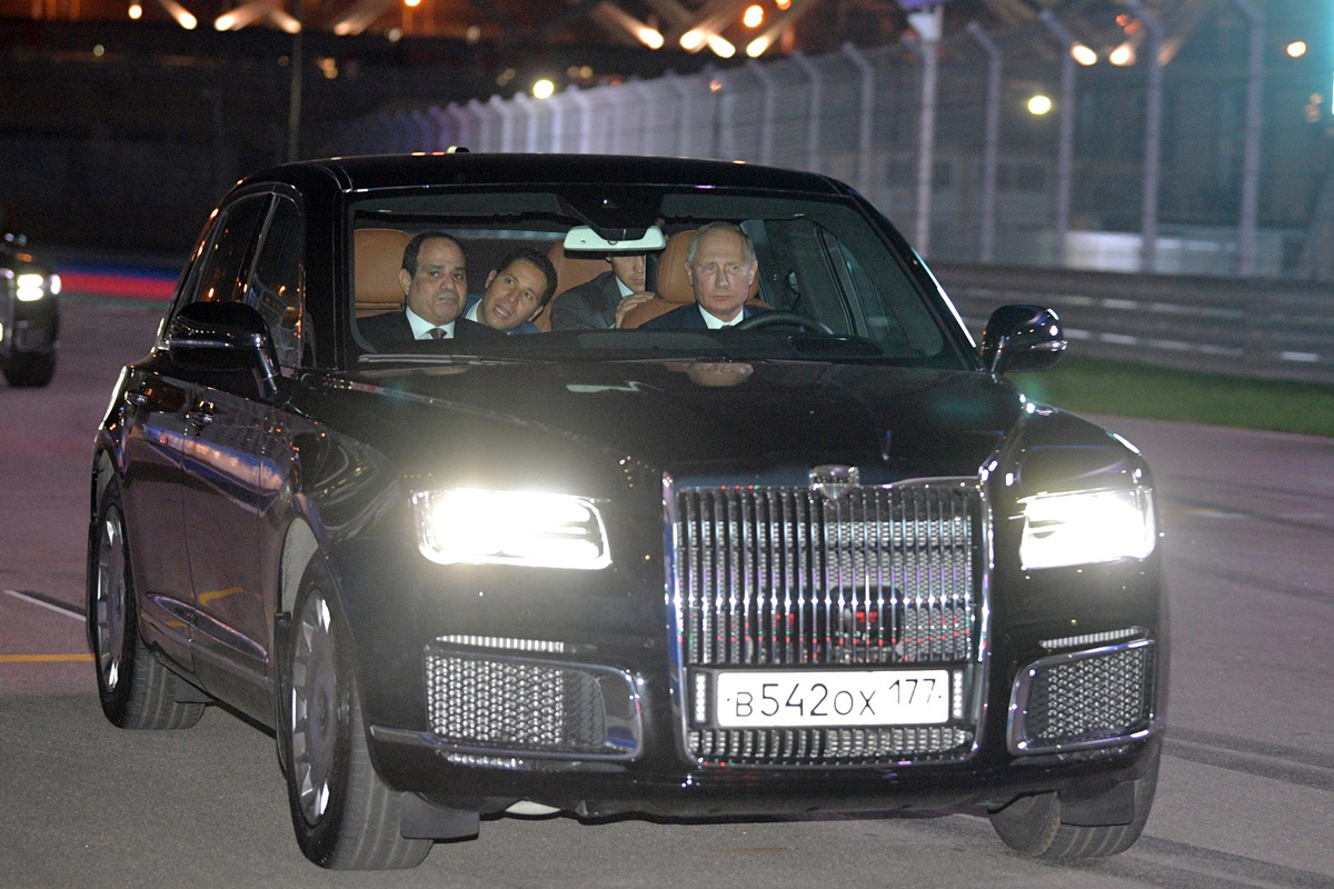 エジプトのエルシーシ大統領を助手席に乗せて自らアウルスを運転するプーチン大統領