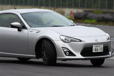 サーキットを走る86のイメージ