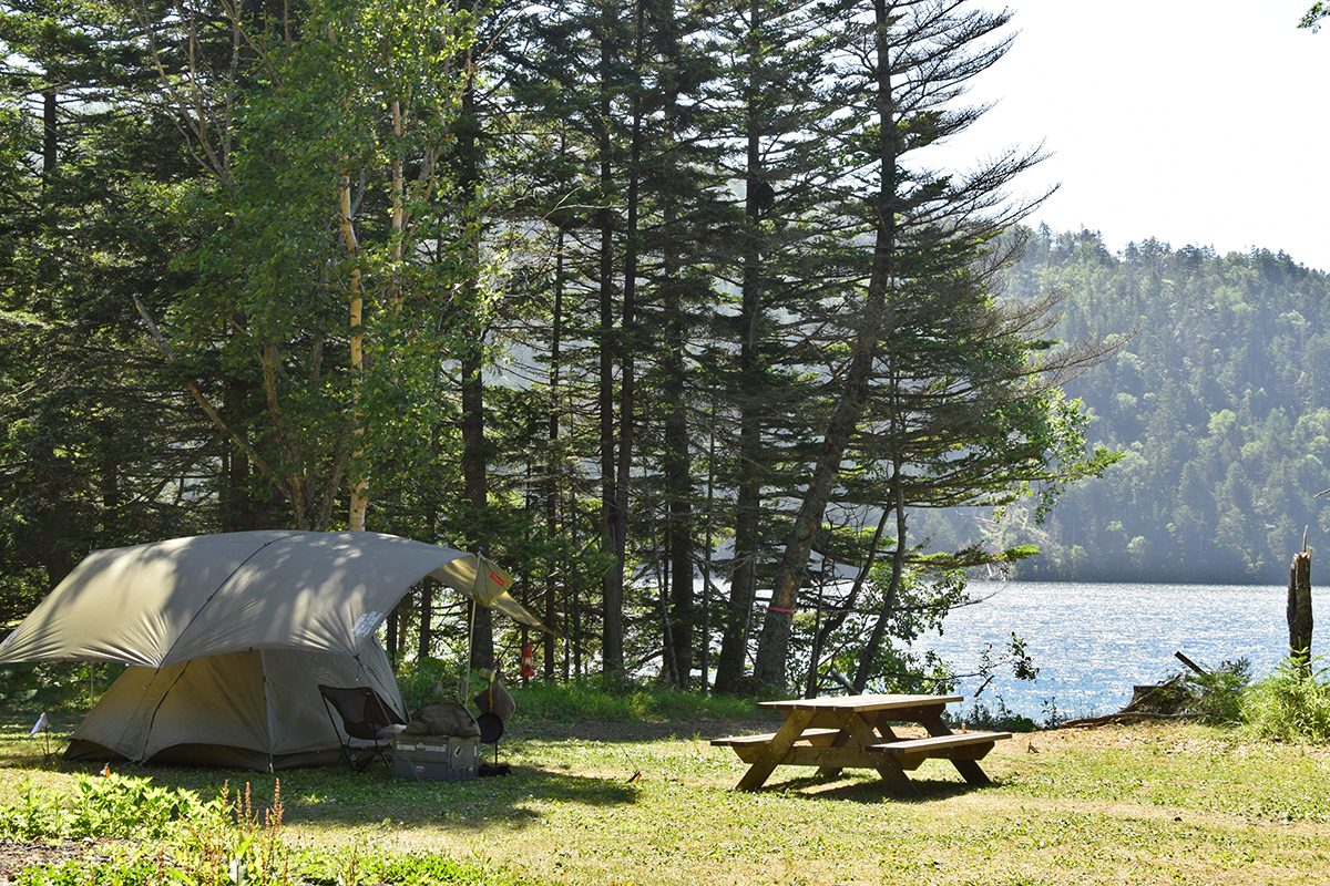 湖畔のキャンプ場