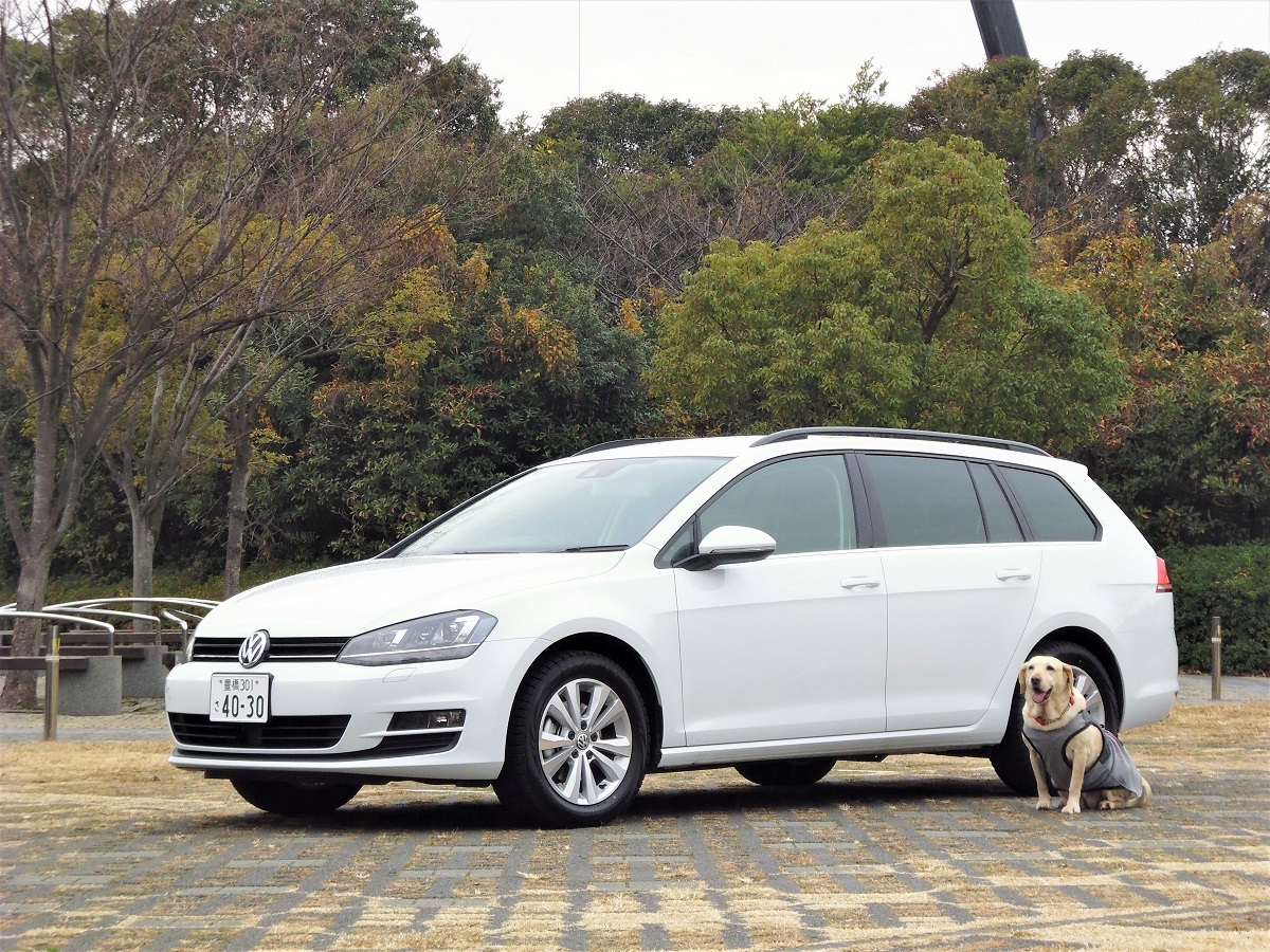 VWゴルフヴァリアントと愛犬