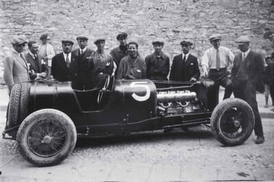 1926年タルガ・フローリオのティーポ26、一番右のアルフィエーリ・マセラティが運転した