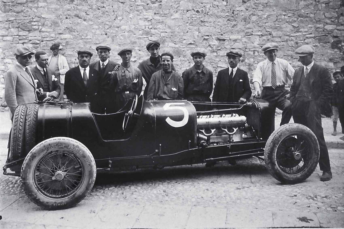 1926年タルガ・フローリオのティーポ26、一番右のアルフィエーリ・マセラティが運転した