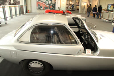 プロトタイプではルーフがスライドするキャノピーだった