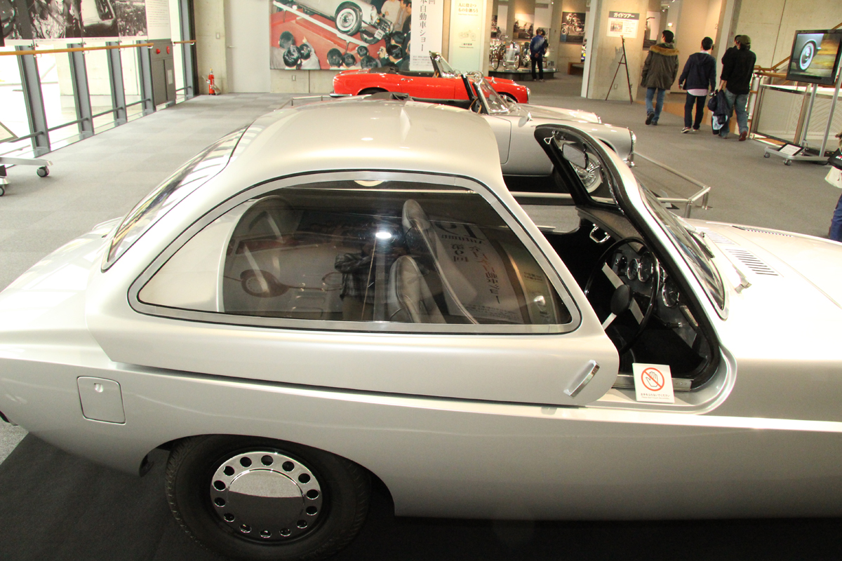 プロトタイプではルーフがスライドするキャノピーだった