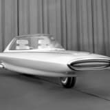 【画像】バイク？　クルマ？　前後２輪だけど「自立できる」60年前の謎のコンセプトカー「フォード・ジャイロン」が強烈すぎる 〜 画像2