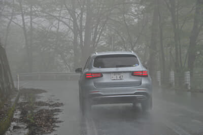 雨の山道走行のイメージ