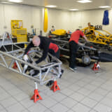 少人数の工房で年間約100台が生産