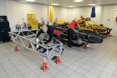 少人数の工房で年間約100台が生産