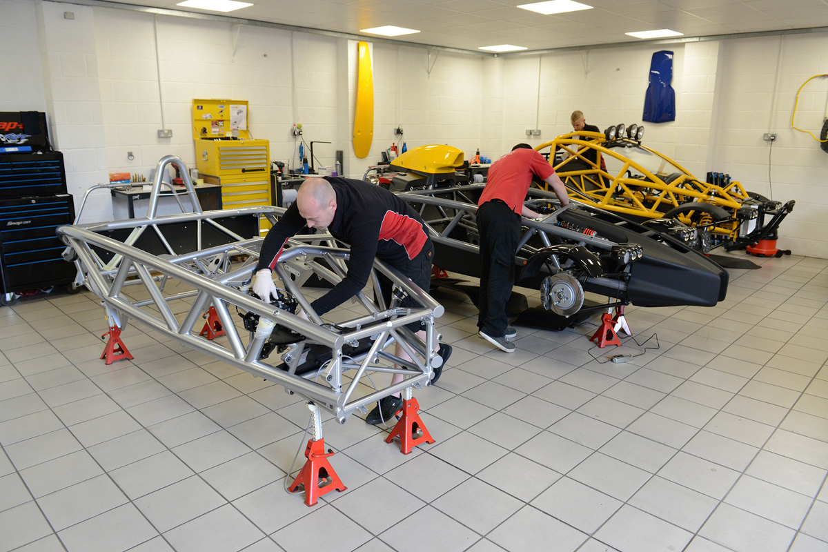 少人数の工房で年間約100台が生産