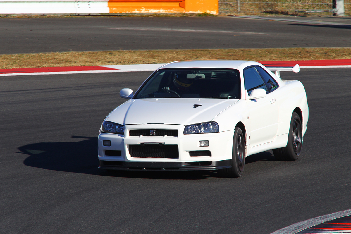 R34スカイラインGT-Rのサーキット走行