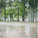 閑散とした雨天のキャンプ場