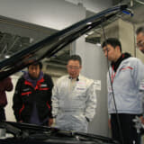 1972年東京モーターショーに出展されたスカイライン2000GT-Rレーシングコンセプトを見つめる高橋国光さん（2011年撮影）