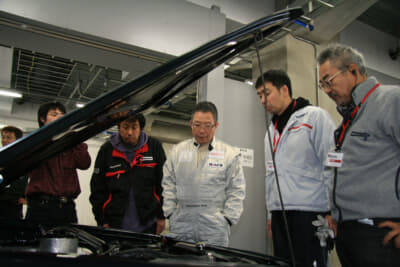 1972年東京モーターショーに出展されたスカイライン2000GT-Rレーシングコンセプトを見つめる高橋国光さん（2011年撮影）