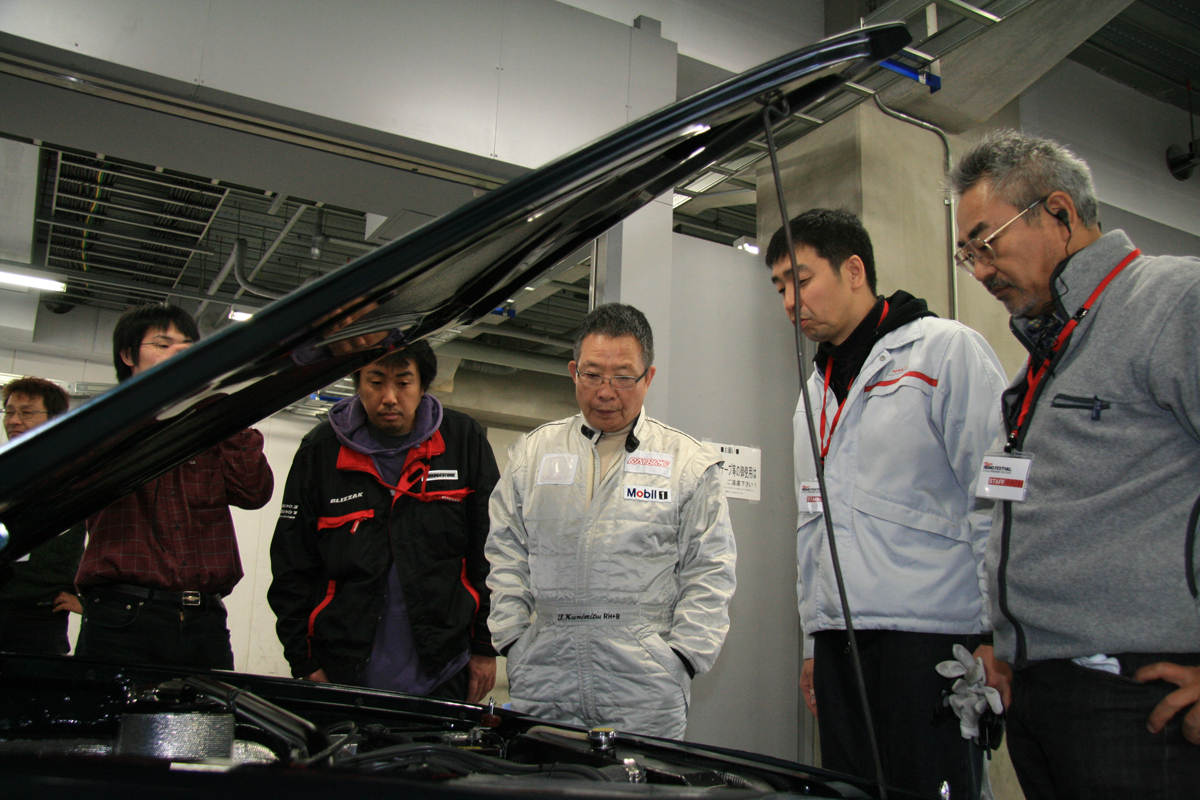 1972年東京モーターショーに出展されたスカイライン2000GT-Rレーシングコンセプトを見つめる高橋国光さん（2011年撮影）