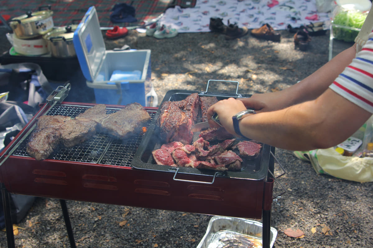 大きな塊肉を焼いてから切り分けて、好きなように味付けして食べる